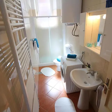 Apartment Old Fuer 6 Gaeste Mit Meerblick Porec