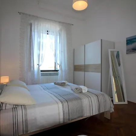 Apartment Old Fuer 6 Gaeste Mit Meerblick Porec
