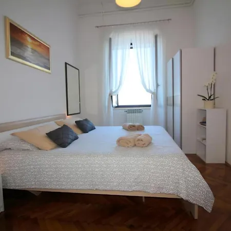 Apartment Old Fuer 6 Gaeste Mit Meerblick Porec